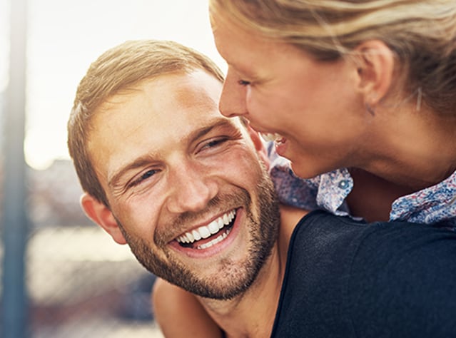Usměvavý mladý pár se skvěle baví, jsou šťastní po léčbě přípravkem Canesten GYN 6 DNÍ