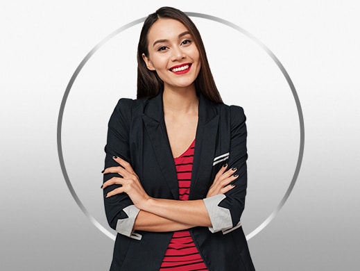 Usměvavá mladá žena s kudrnatými vlasy v modrém tričku je šťastná po léčbě kvasinkové infekce přípravkem Canesten