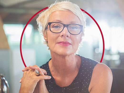 Starší žena s brýlemi