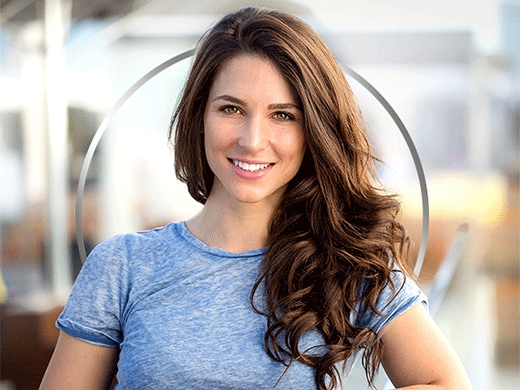 Žena v modrém tričku