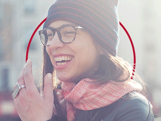 Mladá smějící se žena